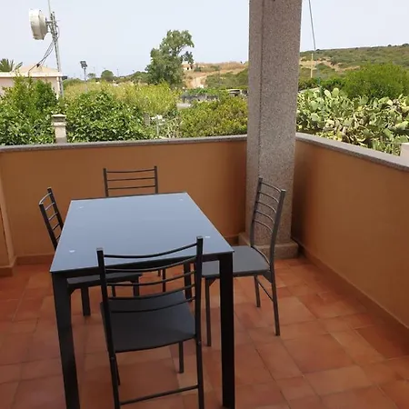Capo Figari 8, Spazioso Nel Centro Di Con Terrazza, Wi-fi, Parcheggio Gratuito דירה